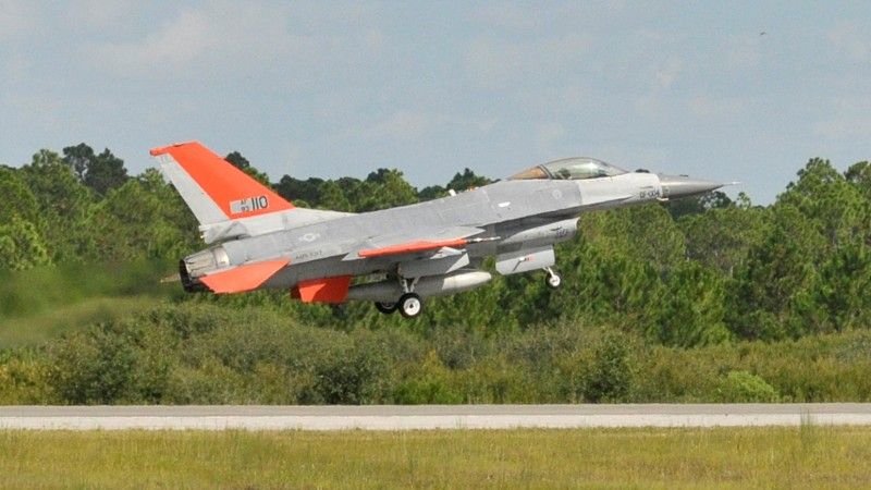 Cel latający QF-16 podczas pierwszego lotu bez pilota na pokładzie. Boeing prowadzi prace nad wykorzystaniem zdalnie pilotowanych F-16 w charakterze bezzałogowych aparatów latających zdolnych do wykonywania zadań uderzeniowych i rozpoznawczych. Fot. Staff Sgt. Javier Cruz/USAF.
