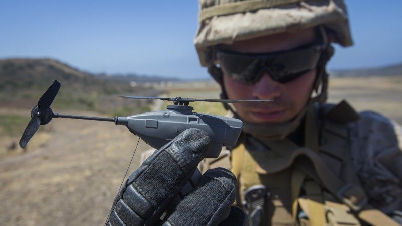 Nanośmigłowiec Black Hornet PD-100 podczas testowania przez amerykańskich marines. Fot. Rhita Daniel/USMC