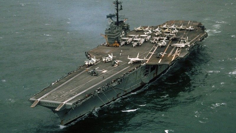 USS „Forrestal” został sprzedany na złom za jednego centa. Na zdjęciu okręt miesiąc po sławnym pożarze z 1967r.  – fot. US Navy