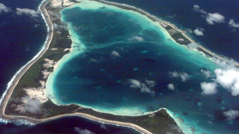 Nie bomby przeciwnika a zmiany klimatu mogą już niedługo spowodować zniknięcie pod wodą Wysp Marshalla i sławnej amerykańskiej bazy Diego Garcia – fot. USAF