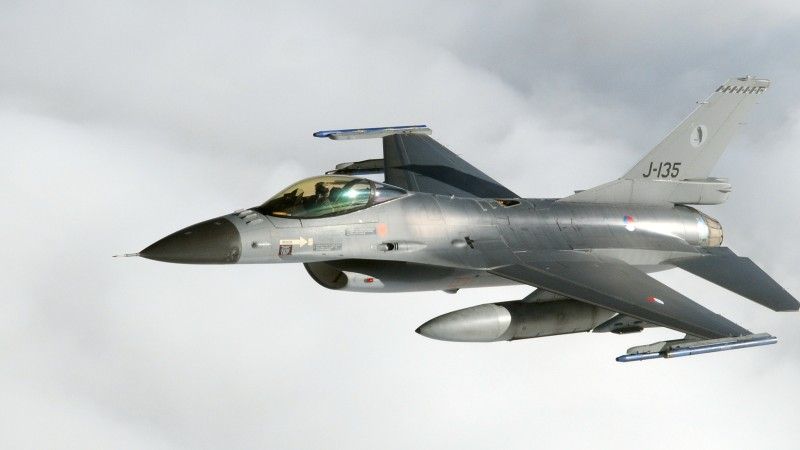 Samoloty F-16 sił powietrznych Holandii zostaną w okresie od września do grudnia 2014 roku rozmieszczone w bazie w Malborku. Głównym celem ich obecności jest wzmocnienie ochrony przestrzeni powietrznej państw bałtyckich. Fot. Senior Airman Thomas Trower/USAF.