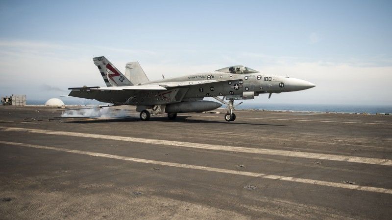 Próby samolotu F/A-18E Super Hornet na pokładzie lotniskowca USS „George H.W. Bush” 20 kwietnia 2015 r. – fot. C.D. Gaines/US Navy)