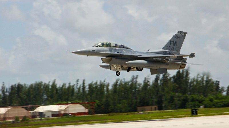 USAF zdecydowały o uziemieniu 82 ze 157 samolotów F-16D. Fot. Ian Carrier/USAF.
