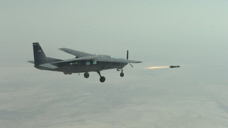 Samolot irackich sił powietrznych AC-208 Cessna Caravan odpalający rakietę Hellfire – fot. USAF