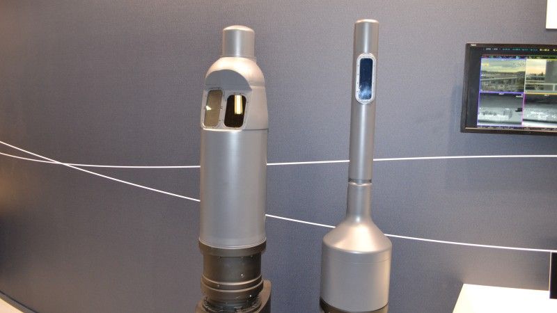 Prezentowane w Paryżu po raz pierwszy razem modele niepenetrującego masztu optoelektronicznego (z lewej) i niepenetrującego peryskopu bojowego Serii 30– fot. M.Dura