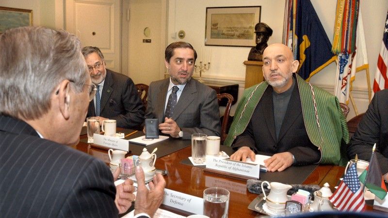 Obecny prezydent Afganistanu Hamid Karzaj oraz jeden z kandydatów biorących udział w drugiej turze wyborów prezydenckich Abdullah Abdullah w rozmowie z sekretarzem obrony USA Donaldem Rumsfeldem w 2005 roku. Fot. R.Ward/US DoD.