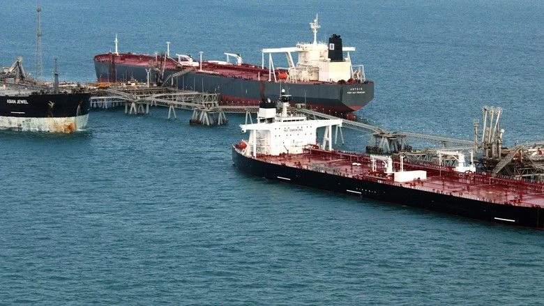 Tankowce przy jednym z terminali naftowych na wodach Zatoki Perskiej - fot. US Navy