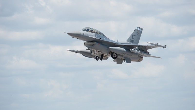 Na jednym pylonie podskrzydłowym samolotu F-16 można podwiesić nawet cztery bomby SDB-II - fot. Raytheon