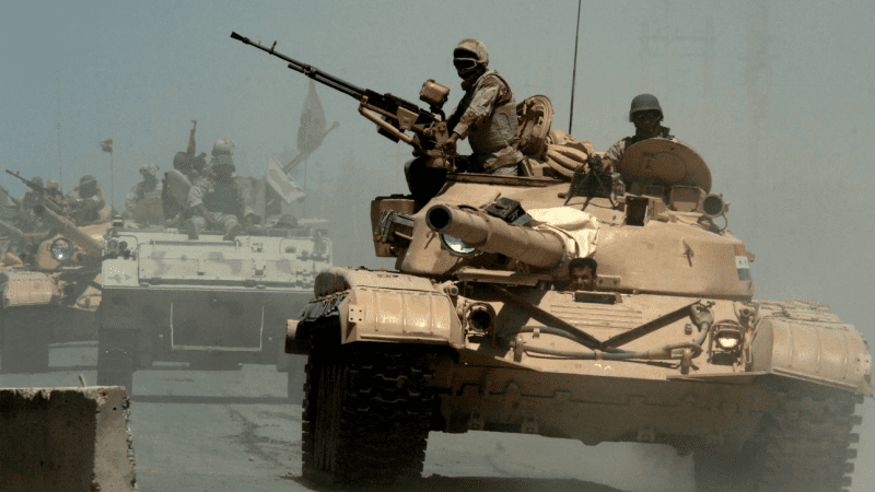 Iracki czołg T-72. W tle transporter M113 - podobne pojazdy są wykorzystywane m.in. przez szyickie milicje. Fot. PH1(AW) Michael Larson/US Navy wia Wikipedia.