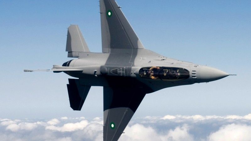 Samolot F-16D jeszcze przed dostawą dla sił powietrznych Pakistanu. Do Pakistanu trafiają obecnie maszyny starszych wersji, pozyskane w Jordanii. Fot. USAF.