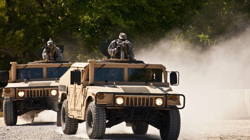 Siły zbrojne Meksyku mogą otrzymać ponad 3000 wozów HMMWV w odmianie M1152, co przyczyni się do zwiększenia ich zdolności w zakresie zwalczania przestępczości narkotykowej. Na zdjęciu pojazdy Humvee podczas ćwiczeń w bazie Eglin należącej do amerykańskich sił powietrznych. Fot. Samuel King Jr./USAF.