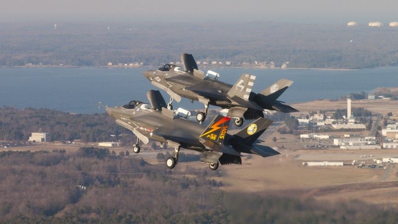 Samoloty F-35 podczas zespołowego manewru lądowania– fot. Lockheed Martin