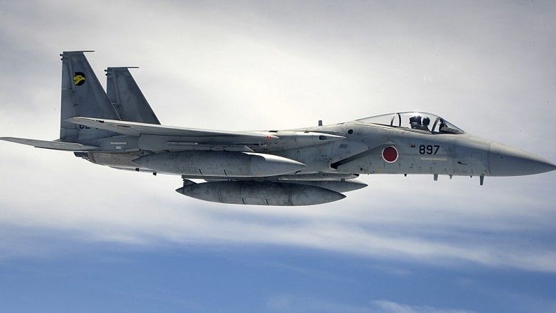 Rząd Japonii zamierza dopuścić udział Japońskich Sił Samoobrony w obronie kolektywnej innych państw, co jest dowodem na wzrost napięcia w regionie Azji i Pacyfiku i może wywołać zaniepokojenie Chińskiej Republiki Ludowej. Na zdjęciu samolot F-15 należący do Japońskich Powietrznych Sił Samoobrony. Fot. Airman 1st Class Brooke P. Beers/USAF.