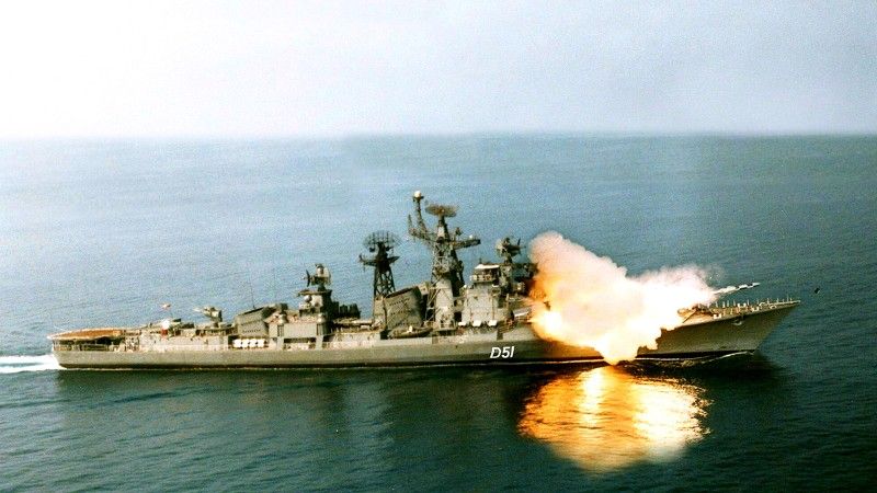 Podczas strzelania z okrętu INS Kolkata testowano między innymi działanie pionowych wyrzutni rakietowych. Na zdjęciu odpalenie  pocisku BrahMos z niszczyciela INS Rajput. Fot. Indian Navy/Wikimedia Commons.