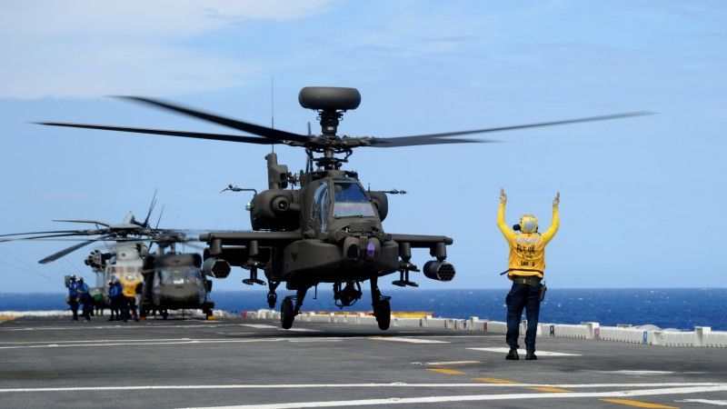 Śmigłowiec AH - 64E Apache na okręcie desantowym USS „Peleliu” – fot. US Navy