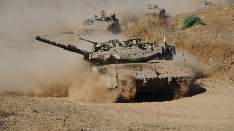 W izraelskiej operacji biorą udział między innymi wojska pancerne. Na zdjęciu czołg Merkava i pojazdy opancerzone podczas ćwiczeń w rejonie wzgórz Golan w 2012 roku. Fot. Cpl. Shay Wagner/IDF/flickr.