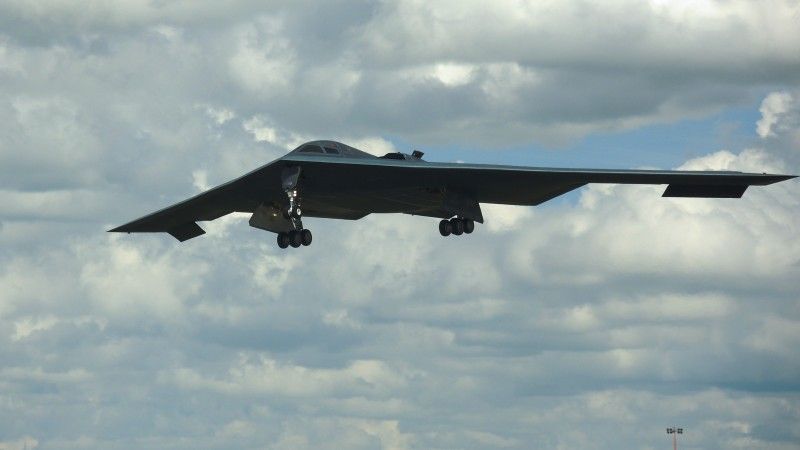 Bombowiec strategiczny B-2 podczas podejścia do lądowania w Fairford. Fot. Candy Knight/USAF.