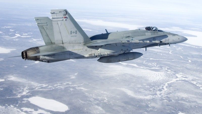 Samolot myśliwski CF-18. 6 maszyn tego typu trafi do bazy w Łasku, w celu wzmocnienia sił NATO w Europie Środkowo - Wschodniej. Fot. Cpl Jean-Francois Lauzé/Royal Canadian Air Force.