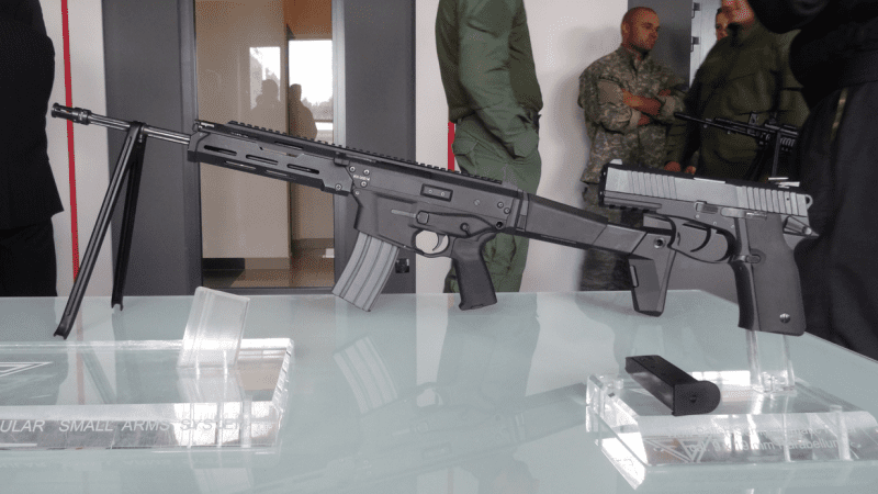 Karabinek MSBS 5,56 mm i nowy pistolet 9 mm. Dwa elementy uzbrojenia z Fabryki Broni w Radomiu należące do systemu Tytan - fot. J.Sabak/Defence24