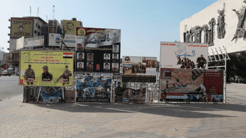 Centralny plac w Bagdadzie - Bab al Sharqi obwieszony plakatami szahidów - poległych z Hashd al Shaabi. Fot. Witold Repetowicz/Defence24.pl