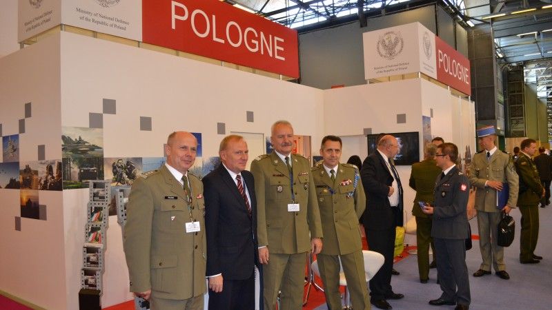 W Paryżu rozpoczęła się wystawa systemów i uzbrojenia dla wojsk lądowych Eurosatory 2014. Na zdjęciu delegacja polska z wiceministrem Czesławem Mroczkiem przy stoisku Ministerstwa Obrony Narodowej - fot. M.Dura
