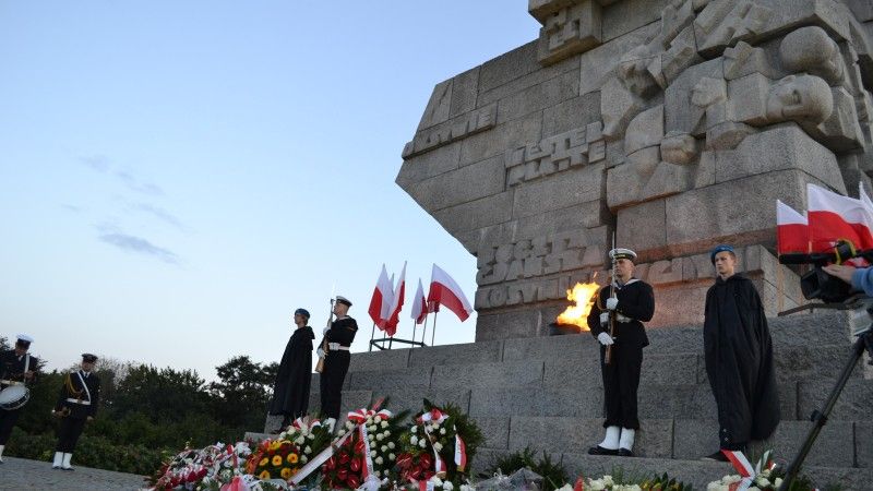 Fragment pomnika na Westerplatte, który rzeczywiście jest poświęcony obronie wybrzeża oraz kwiaty złożone dzisiaj są dowodem, że nadal pamiętamy o tamtych tragicznych czasach – fot. M.Dura