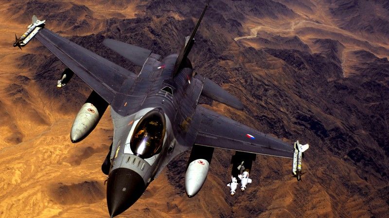 Niderlandzki samolot F-16 przez pomyłkę ostrzelał wieżę obserwacyjną na poligonie Vliehors – fot. Royal Netherlands Air Force
