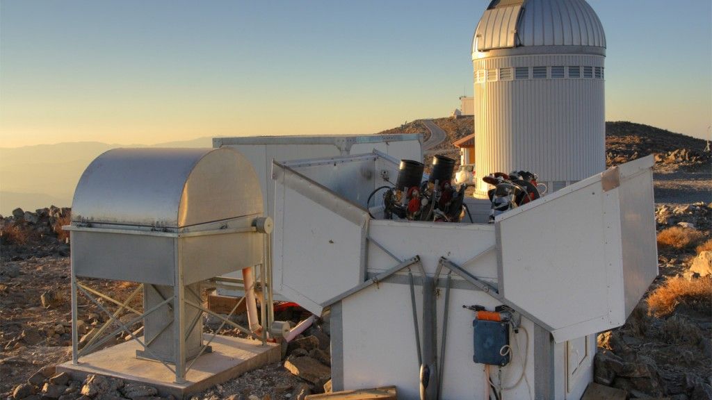 W tle widoczny budynek obserwatorium Las Campanas, w którym znajduje się teleskop projektu OGLE. Fot. Krzysztof Ulaczyk; licencja: CC BY-SA 4.0; źródło: Wikimedia Commons