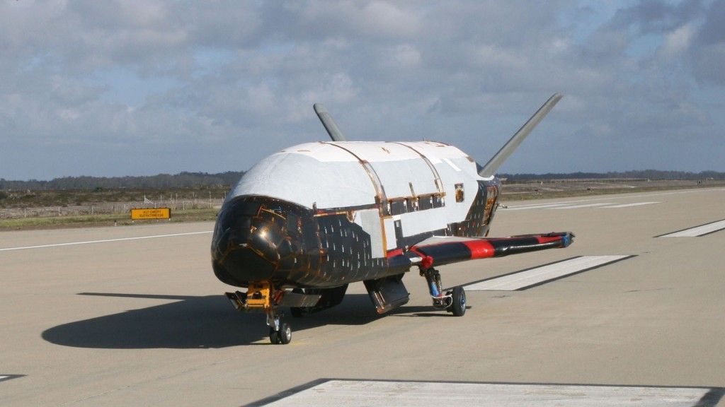 X-37B po powrocie z pierwszego lotu w kosmosie - fot. USAF