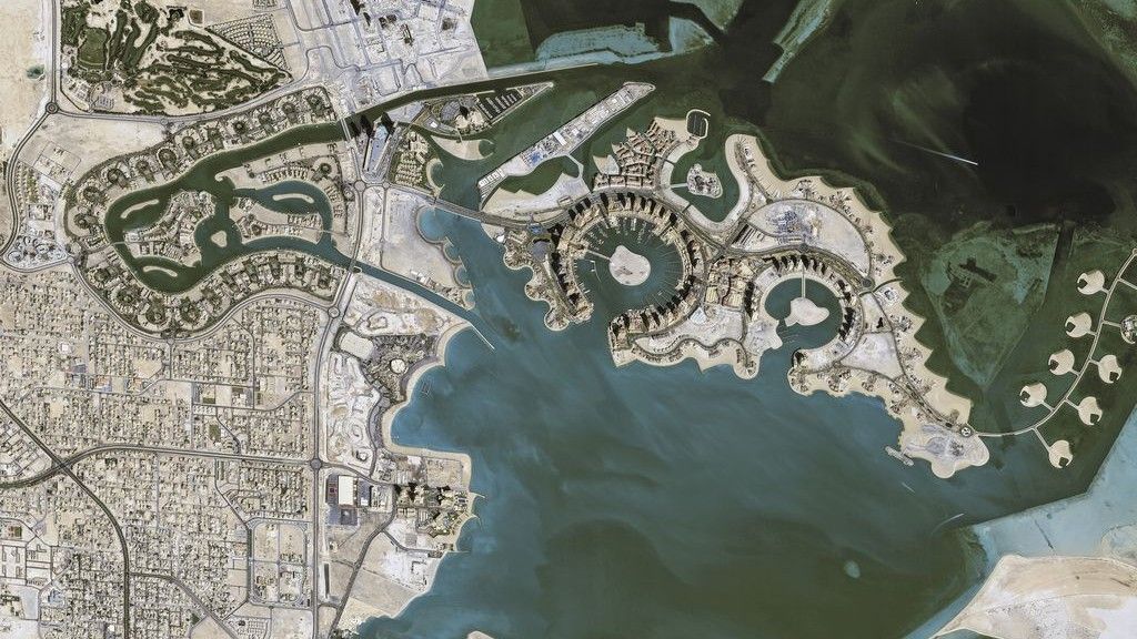 Sztuczna wyspa Pearl-Qatar w Doha, Katar. Źródło: intelligence-airbusds.com