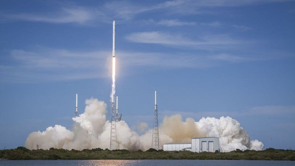 Start rakiety Falcon 9 z kapsułą towarową Dragon - misja CRS6. Fot. SpaceX / spacex.com