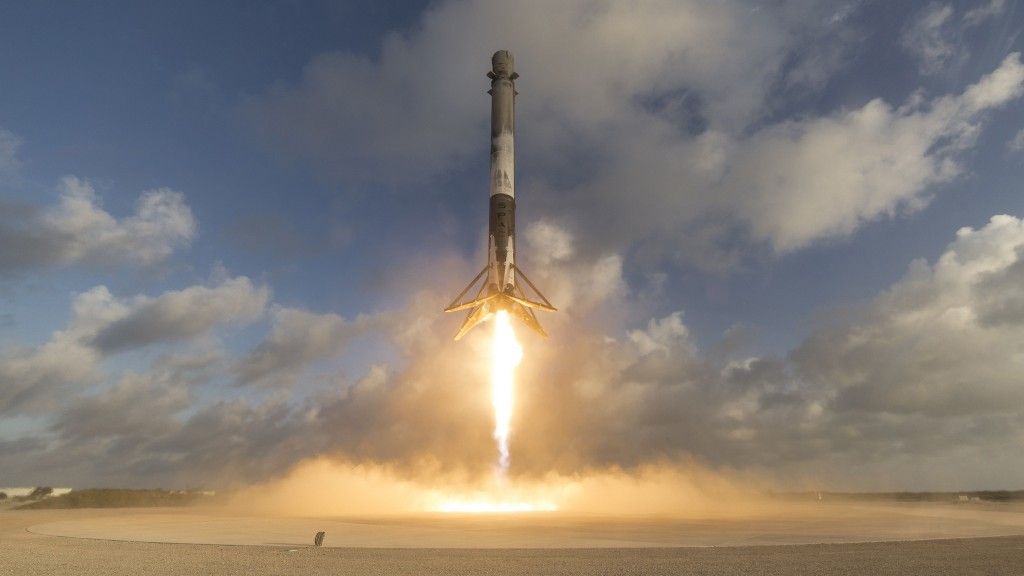 Udane lądowanie pierwszego stopnia Falcon 9 po wyniesieniu NROL-76. Fot. SpaceX via flickr.com
