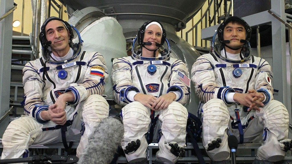Załoga statku Sojuz MS, od lewej: Anatolij Iwaniszyn z Rosji, Kathleen Rubins z USA i Takuya Onishi z Japonii, fot. NASA/Seth Marcantel via flickr
