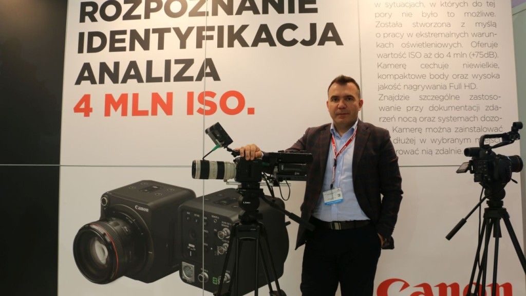 Piotr Wieczorek z Canon Polska z kamerą ME20F-SH. Fot. Paweł Ziemnicki/Defence24.pl