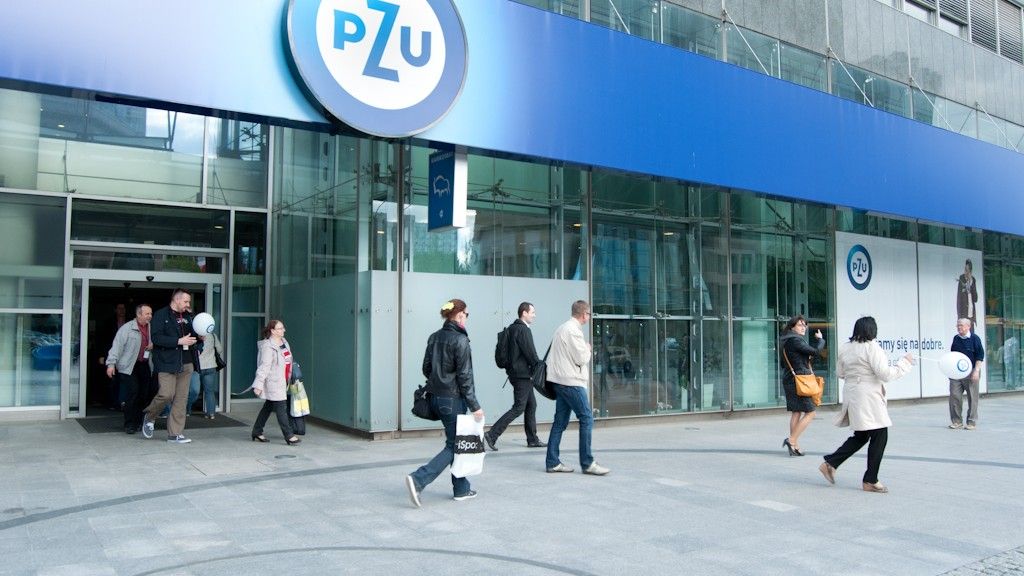 Wejście główne do siedziby PZU w Warszawie / PZU