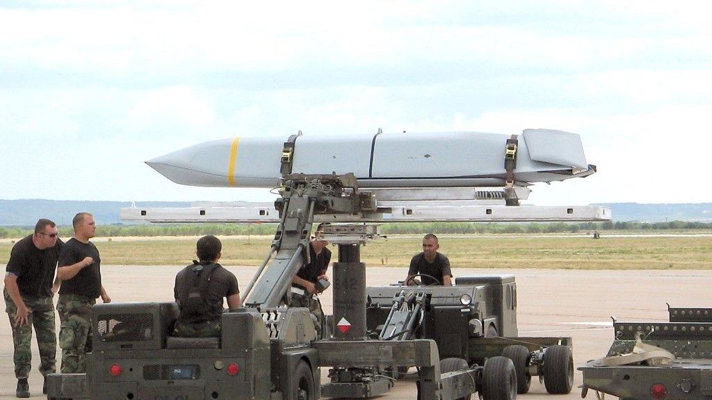 By użyć rakiet AGM-158A JASSM pilot potrzebuje zewnętrznych danych o celach do wykonania skutecznego ataku. Fot. USAF
