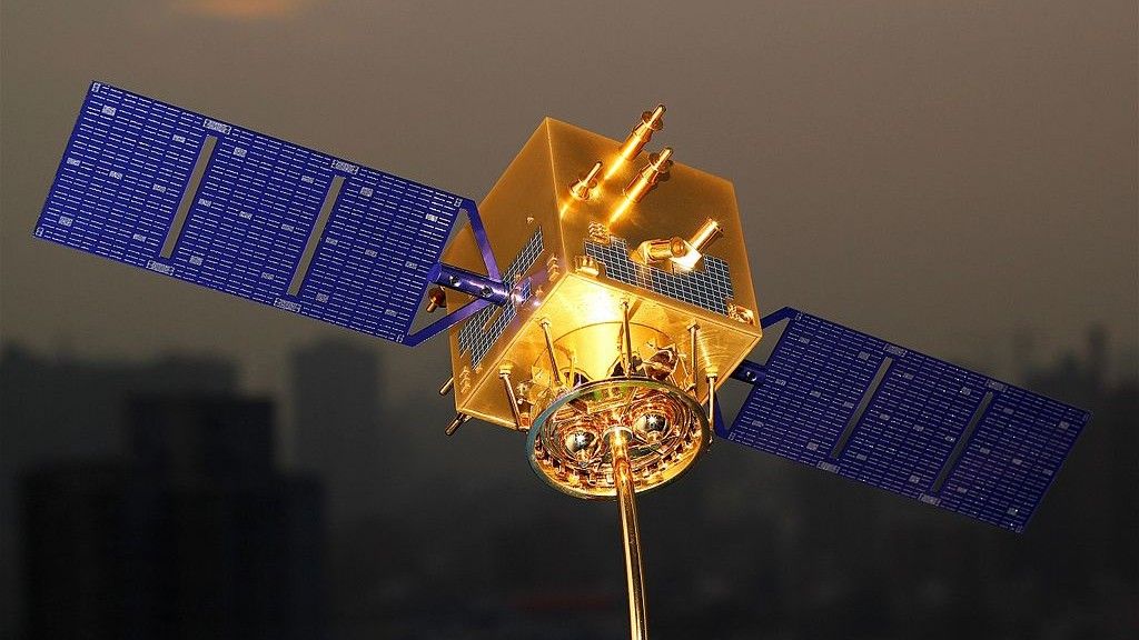 Satelita VRSS-1. Autor: Cristóbal Alvarado Minic; licencja: CC BY 2.0; źródło: Wikimedia Commons