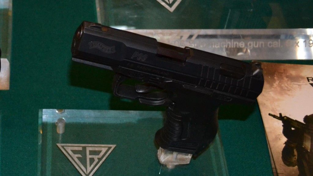 Opracowany dla policji i służb mundurowych pistolet półautomatyczny 9 mm P99  z Fabryki Broni „Łucznik”. Fot. M.Dura