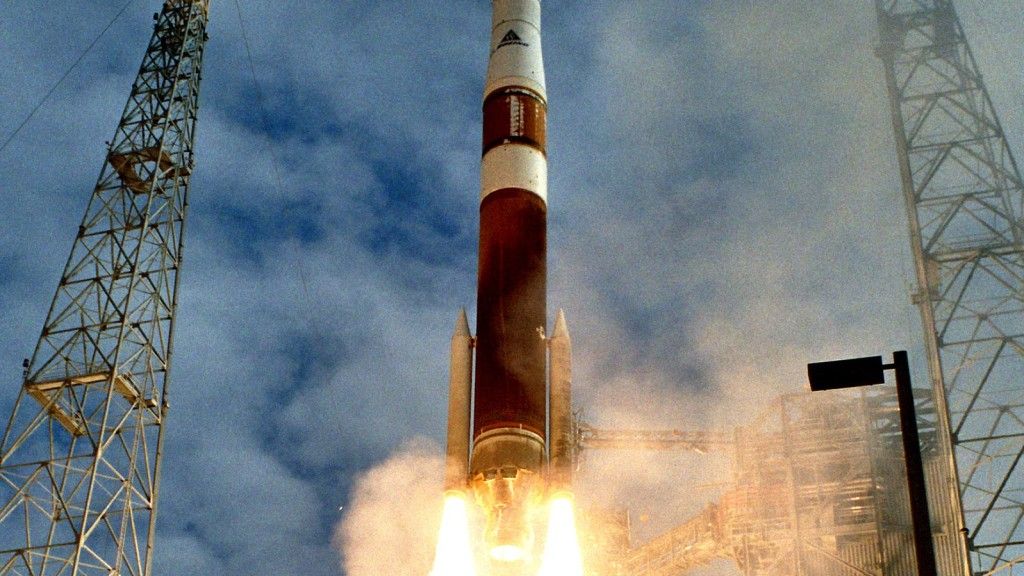 Start rakiety Delta IV, jednego z nośników użytkowanych w ramach programu Evolved Expendable Launch Vehicle - 24 maja 2006, Przylądek Canaveral (Floryda). Fot. US Air Force / media.defense.gov