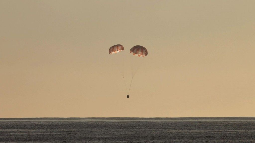 CRS-10 Dragon na chwilę przed zetknięciem z powierzchnią oceanu. Fot. SpaceX