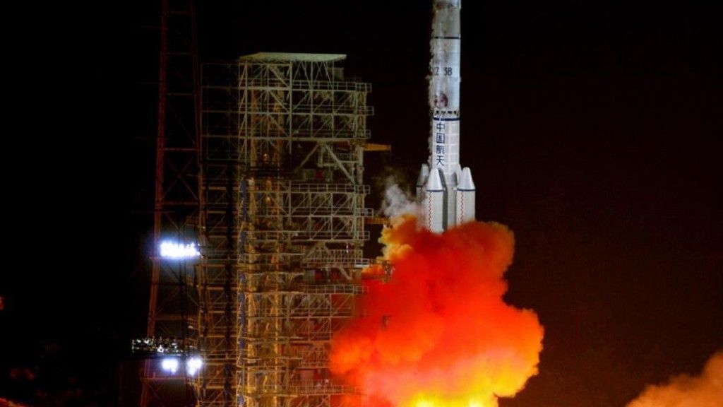 Start rakiety nośnej Długi Marsz-3B z Centrum Startowego Satelitów Xichang.  Fot. AAxanderr/Wikipedia