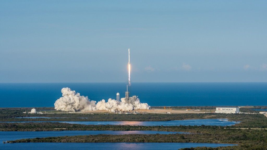 Falcon 9 startuje wynosząc satelitę SES-10. Fot. SpaceX via flickr.com