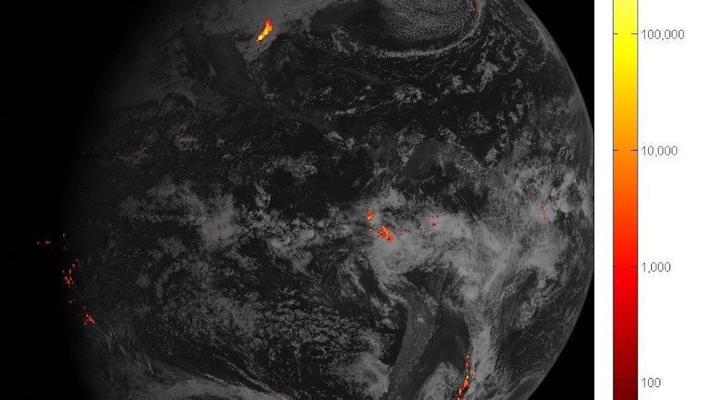 Występowanie błyskawic na półkuli zachodniej w ciągu jednej godziny dn. 14.02.2017 r. Skala kolorów podana jest w kilowatogodzinach i pokazuje miarę emisji optycznej spowodowanej przez wyładowania atmosferyczne. Ilustracja: NOAA