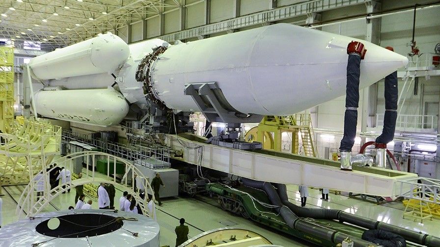 Kadr z przygotowań do transportu testowej wersji rakiety Angara-A5 na platformę startową. Fot. mil.ru