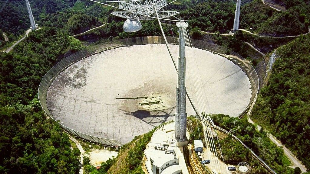Radioteleskop Arecibo w Puerto Rico, Fot.  H. Schweiker/WIYN i NOAO/AURA/NSF, Wikipedia