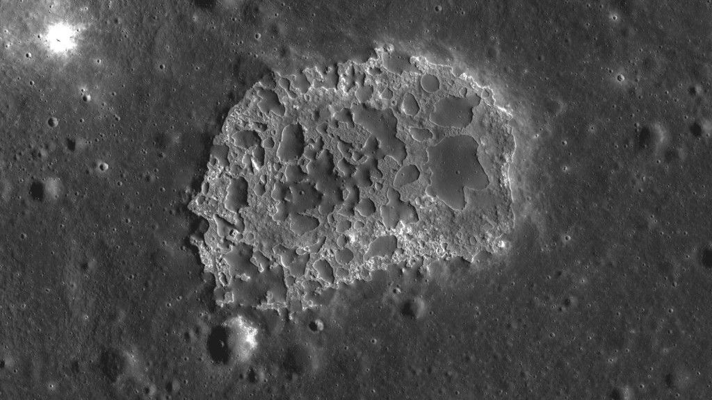 Struktura Ina na powierzchni Księżyca. Fot. NASA LRO