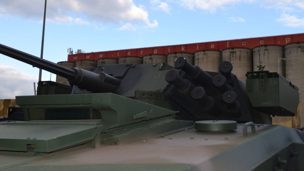 Głowica systemu ostrzegania o opromieniowaniu laserowym OBRA-3 na BWP Anders ze sterowaną przez ten system wyrzutnią granatów dymnych. Fot. M.Dura