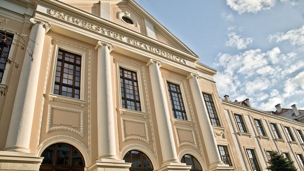 Gmach główny Uniwersytetu Przyrodniczego we Wrocławiu. Fot. Tomasz Lewandowski; licencja: CC BY-SA 3.0; źródło: Wikimedia Commons