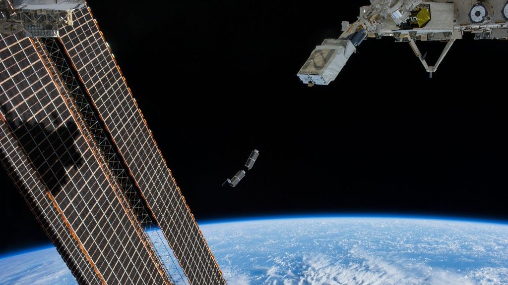 NanoRacks CubeSats umieszczane na orbicie z ISS. Fot. NASA