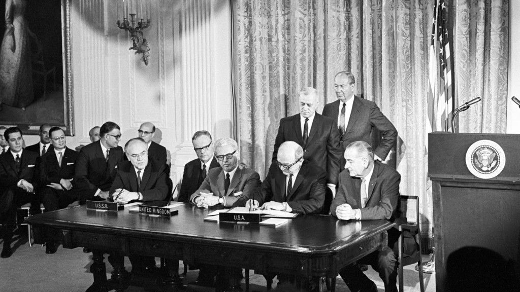 Amerykański Sekretarz Stanu Dean Rusk podpisuje w Białym Domu Traktat o przestrzeni kosmicznej w towarzystwie prezydenta USA Lyndona Johnsona oraz ambasadorów Wielkiej Brytanii i Związku Radzieckiego. Fot: ONZ